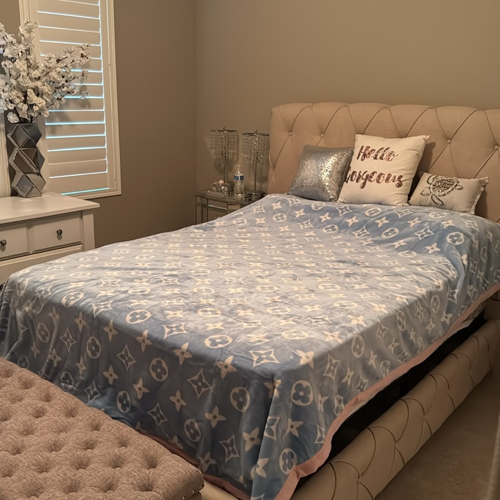 Reversible Baby blue w/white or pink w/black pattern blanket